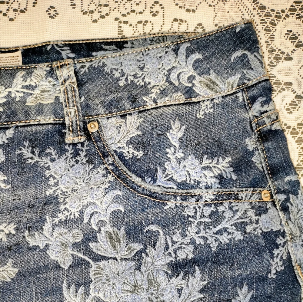 Floral Shorts - Picture 4 of 10